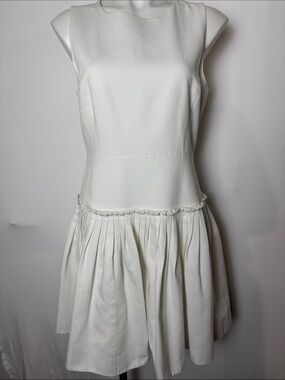 Classic White Sleeveless Pleated Skirt Dress
